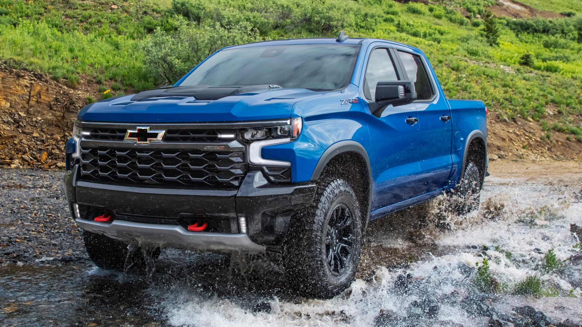 3 Ways The 2022 Chevy Silverado Schools The Toyota Tundra